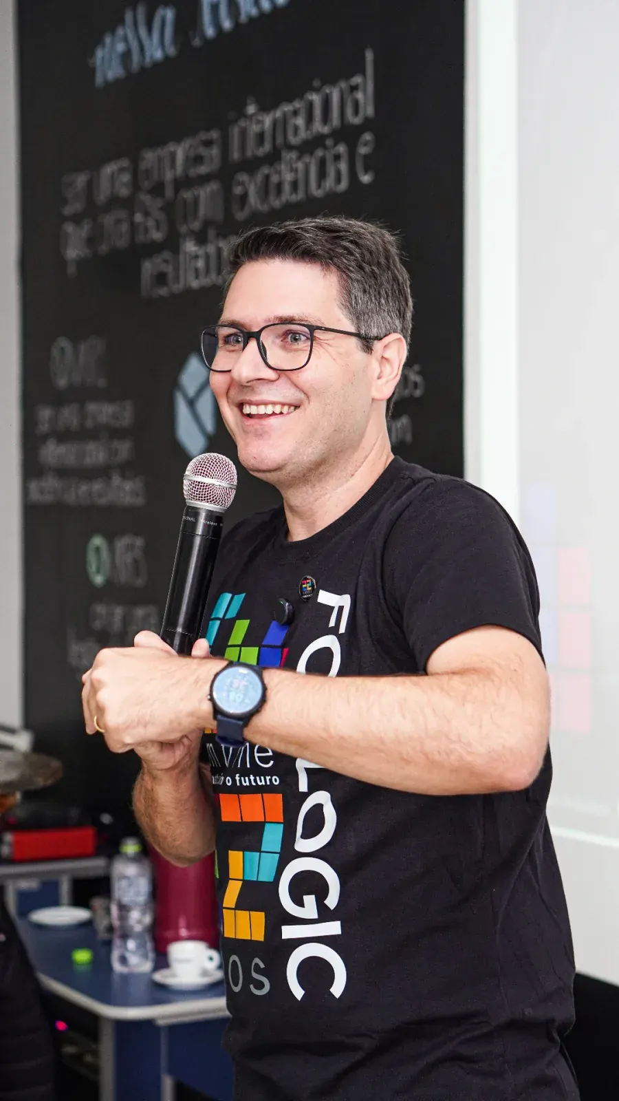 Colaborador da ForLogic apresentando em evento interno
